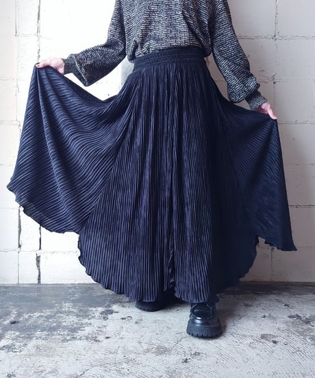 Scollop Hem Pleated Skirt BK