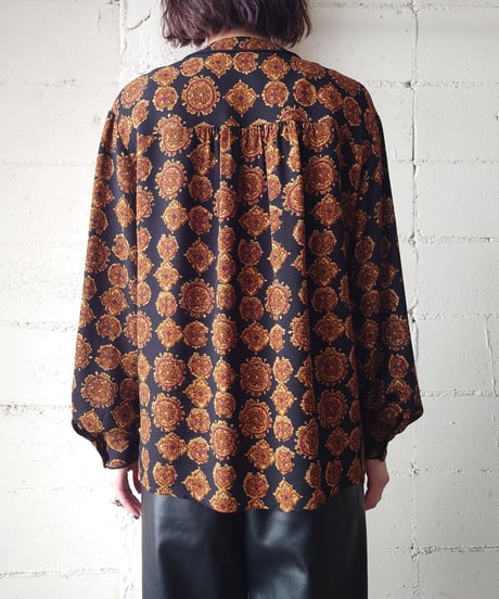 Emblem Pattern Collarless Blouse BKBR