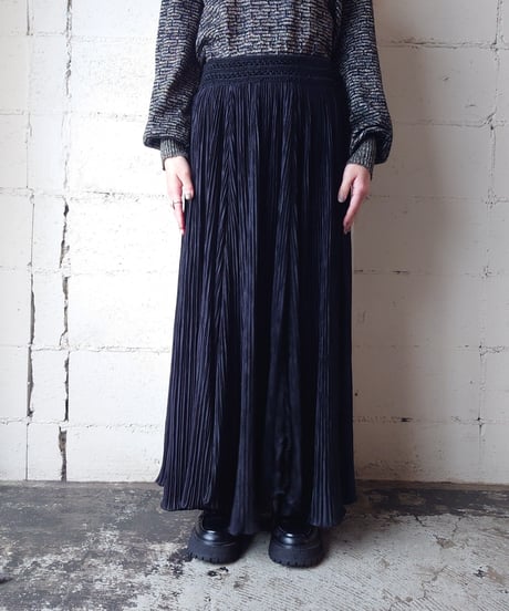 Scollop Hem Pleated Skirt BK