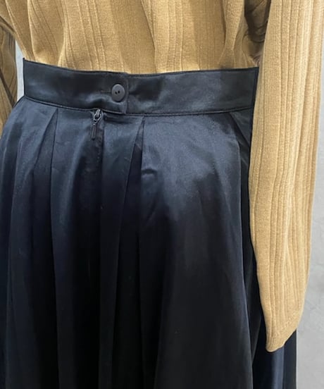 Satin Volume Tuck Flare Skirt BK