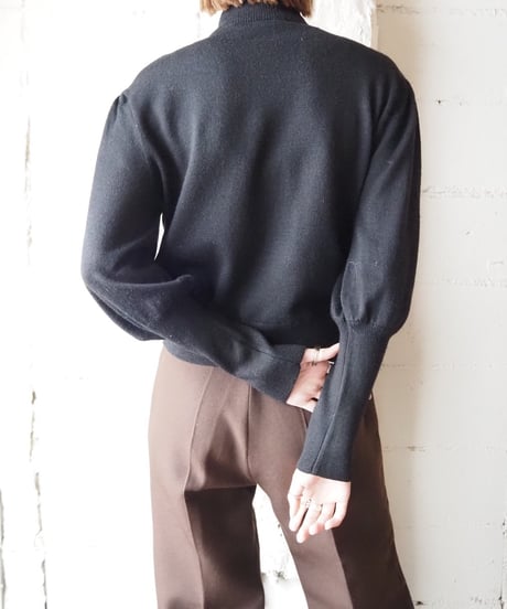 Diagonal Button Puff Sleeve Knit BK