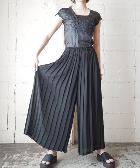 Square Neck Pleated Cutsewn BK