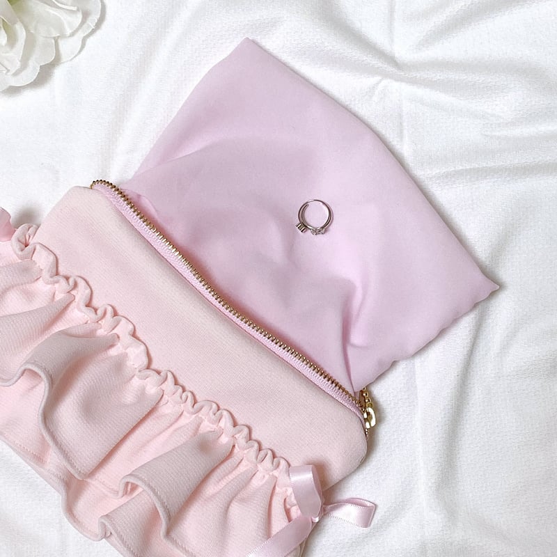 【ろみお】フラットポーチ❤美しい女性 メイク品がひと通り入る♪】フリルとリボンにきゅん♡大人可愛い