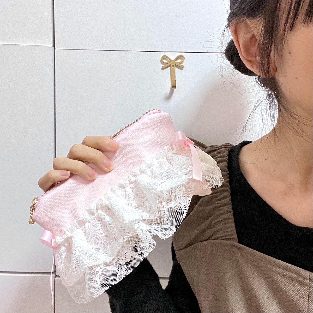 【ろみお】フラットポーチ❤美しい女性 メイク品がひと通り入る♪】レースフリルとリボンにきゅん♡大人