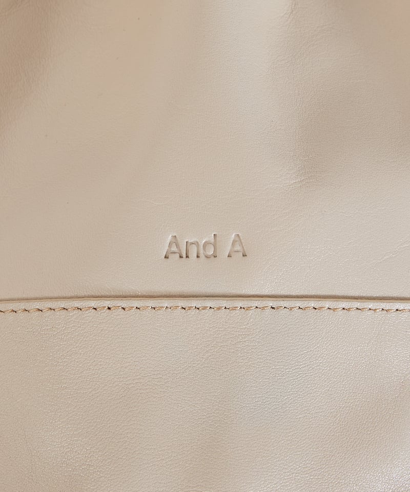 And A アンドエー / FINE LEATHER DRAWSTRING BAG【M】牛革巾