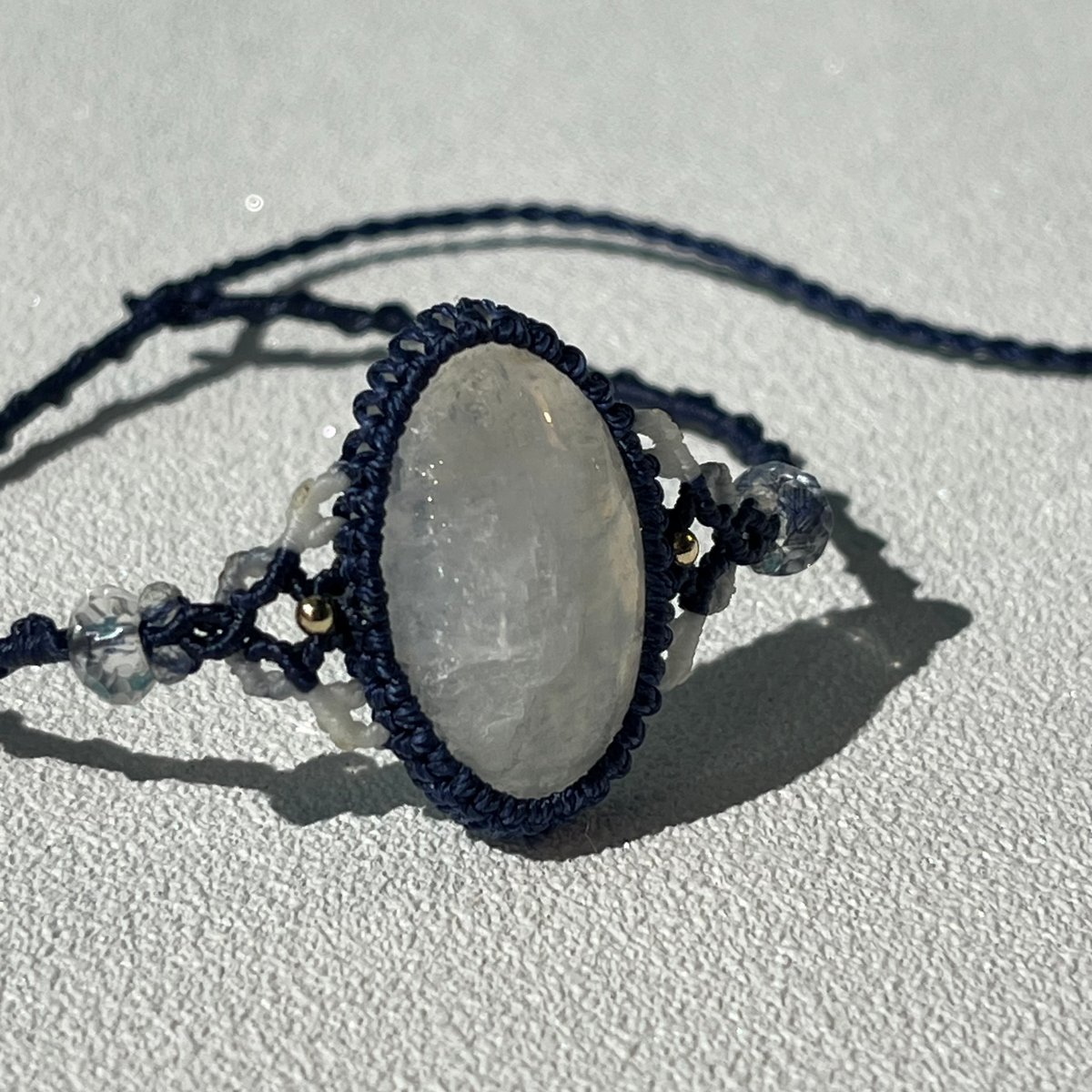 真実と平和をもたらす神秘の石~ホワイトラブラドライトのブレスレット