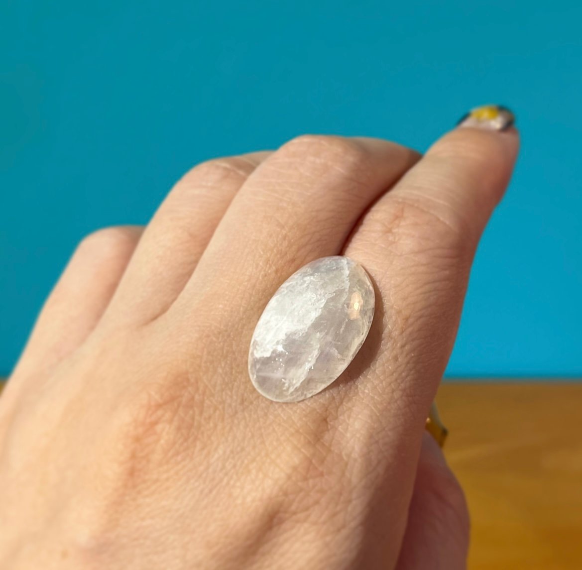 真実と平和をもたらす神秘の石~ホワイトラブラドライトのブレスレット