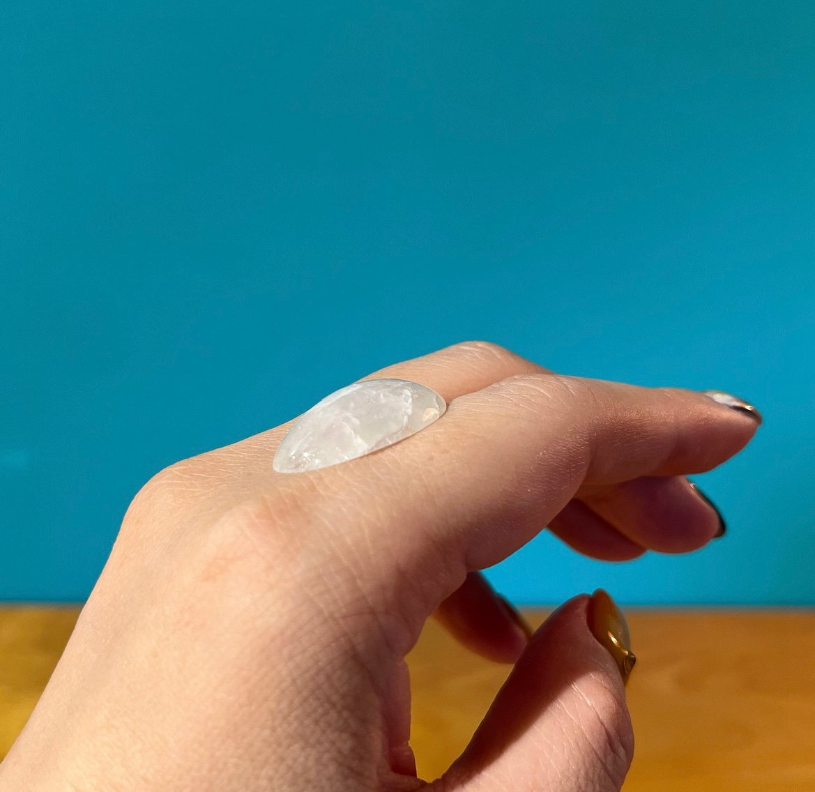 真実と平和をもたらす神秘の石~ホワイトラブラドライトのブレスレット