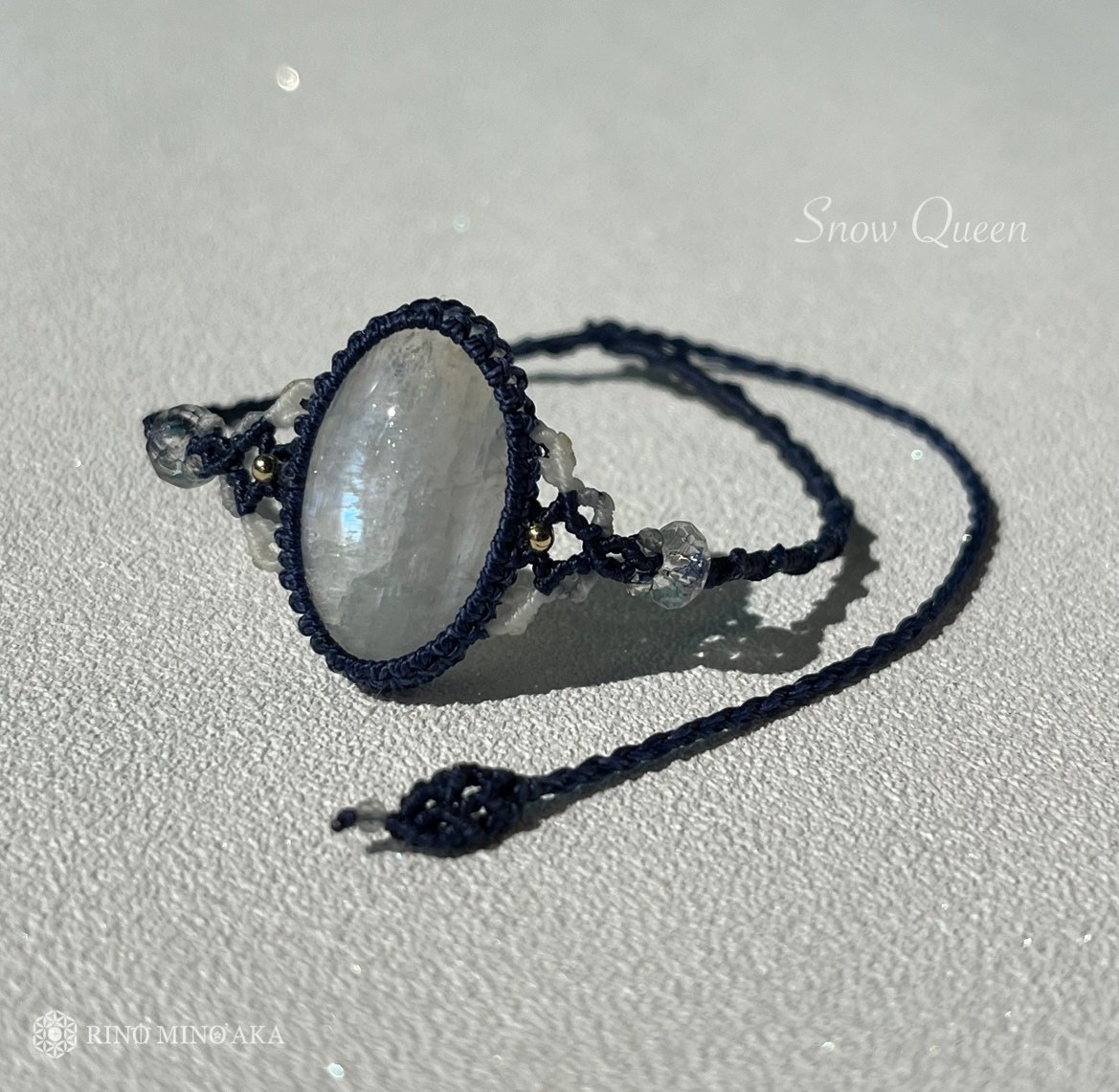 真実と平和をもたらす神秘の石~ホワイトラブラドライトのブレスレット