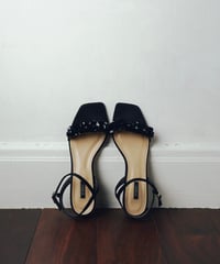 FLOWER LOOP SANDAL