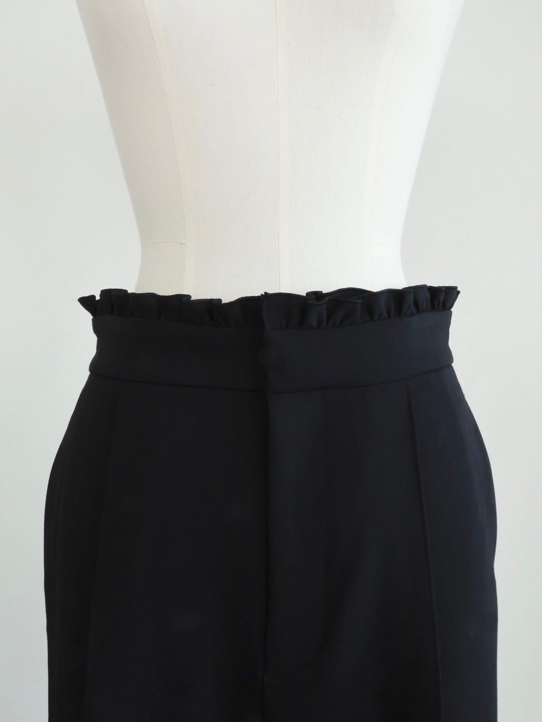 新品未使用　OHGA FRILL PANTS ホワイト Mサイズ 新品未使用 OHGA FRILL PANTS ホワイト Mサイズ FRILL PANTS | OHGA