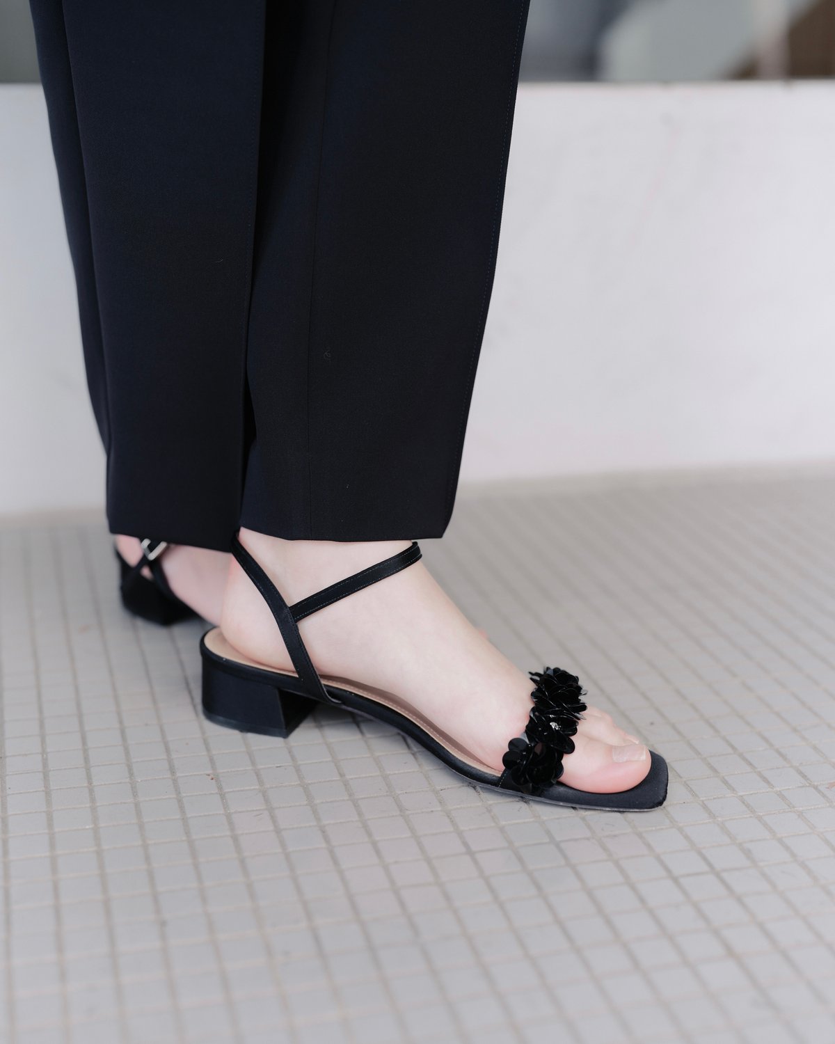 FLOWER LOOP SANDAL | OHGA