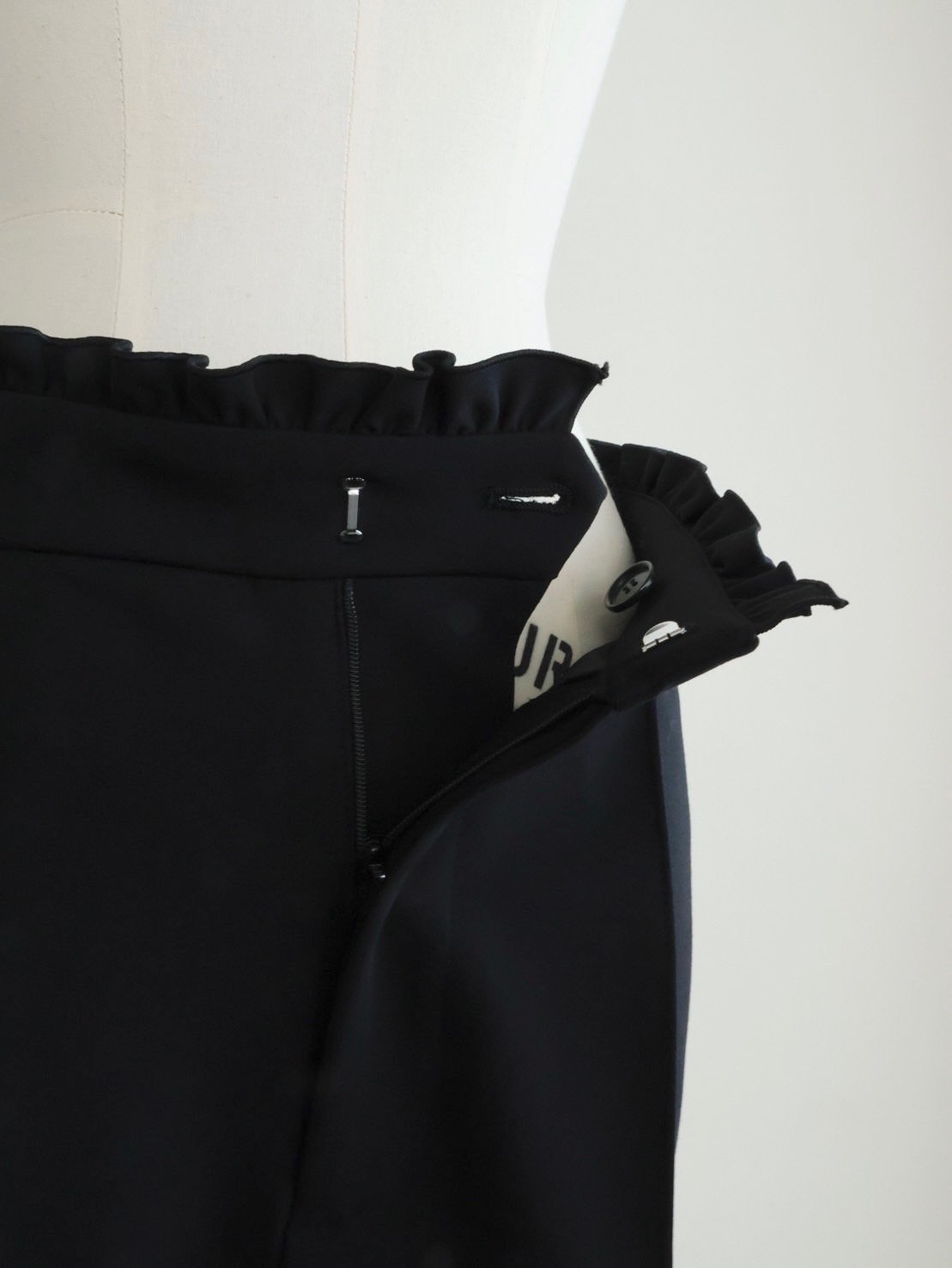 新品未使用　OHGA FRILL PANTS ホワイト Mサイズ FRILL PANTS | OHGA