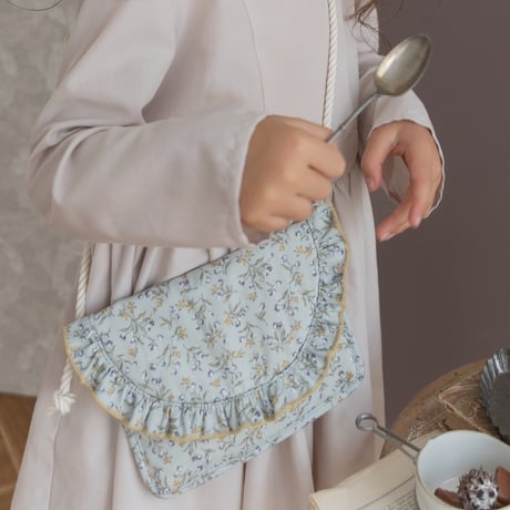 Square frill pochette / blue flower