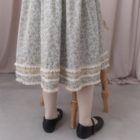 White snow dress / blue flower