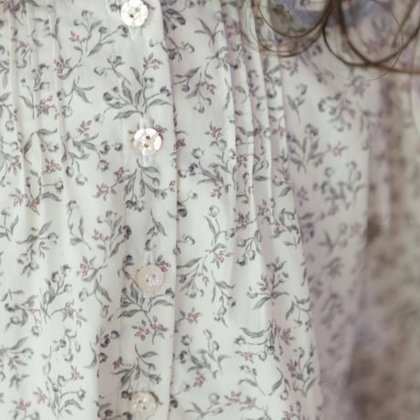 White snow dress / cream flower