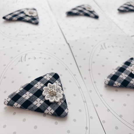 Triangle pin / Letter check - Shadow