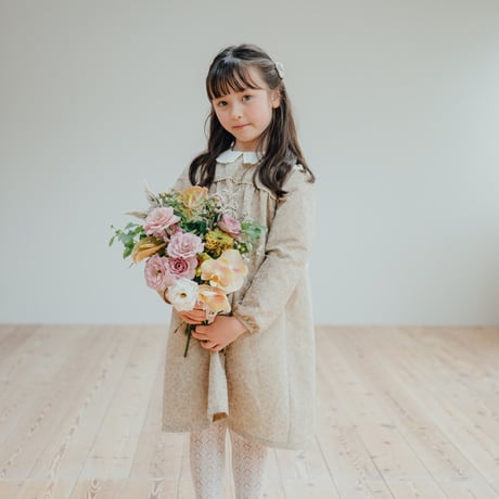 Petal / beige flower