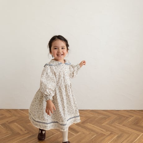 White snow dress / cream flower