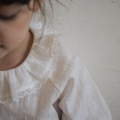 Frill collar blouse / white lace