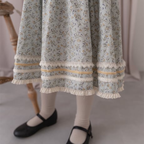 White snow dress / blue flower