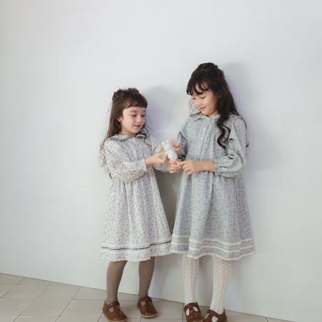 White snow dress / blue flower