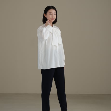 ladies Bow tie blouse / white