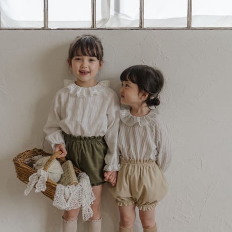 Frill collar blouse / white lace
