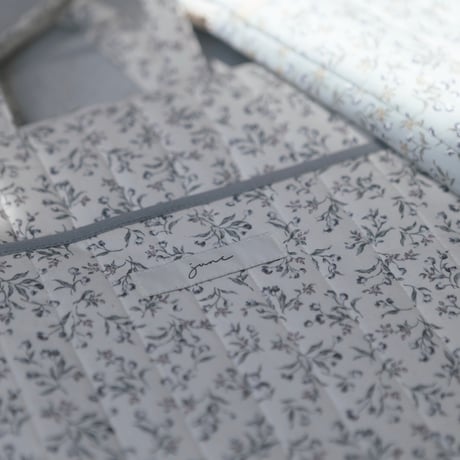 Tablet case / cream flower