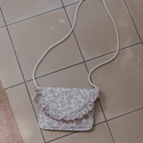 Square frill pochette / cream flower
