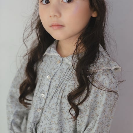 White snow dress / blue flower