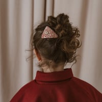 Bijou triangle pin / cherry pink
