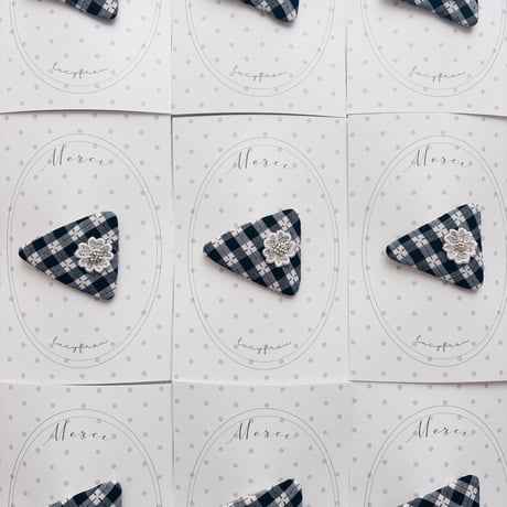 Triangle pin / Letter check - Shadow