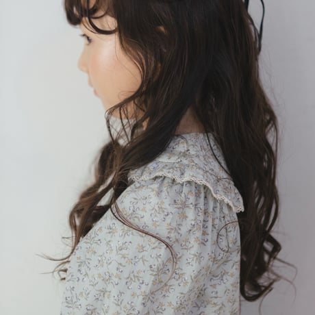 White snow dress / blue flower