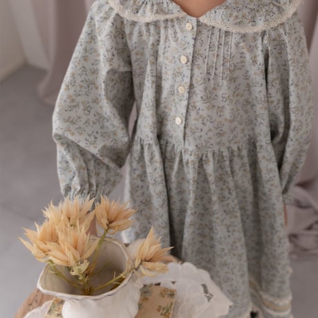 White snow dress / blue flower
