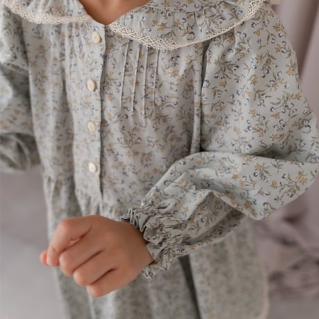 White snow dress / blue flower