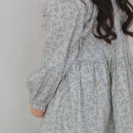White snow dress / blue flower