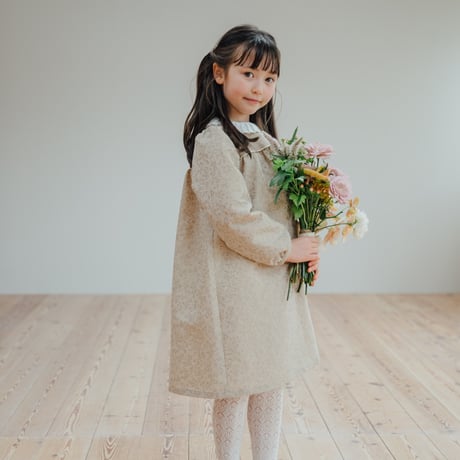 Petal / beige flower