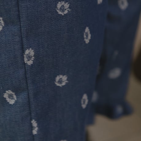 Frill sabrina pants / blue denim flower