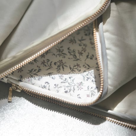 Tablet case / cream flower