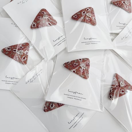 Bijou triangle pin / cherry pink