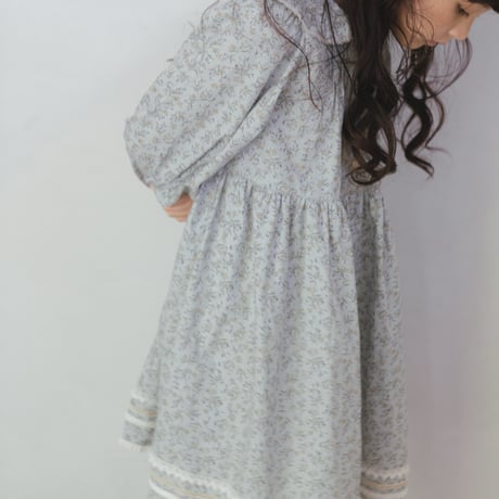 White snow dress / blue flower