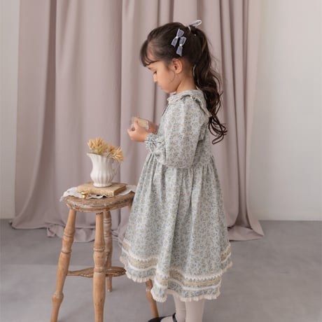 White snow dress / blue flower