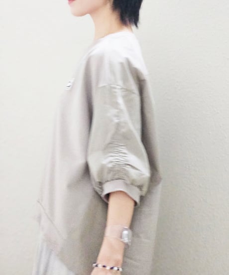 Gathered-sleeve Curved-hem Tops