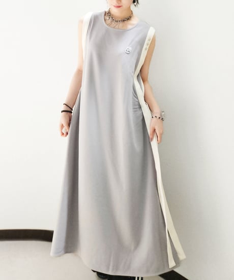 Side tape Sleeveless One-piece