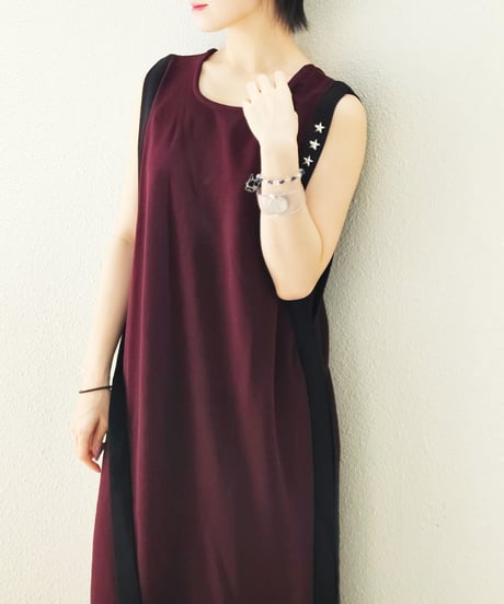 Side tape Sleeveless One-piece