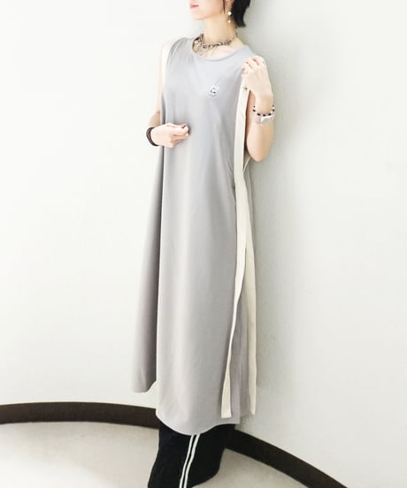 Side tape Sleeveless One-piece