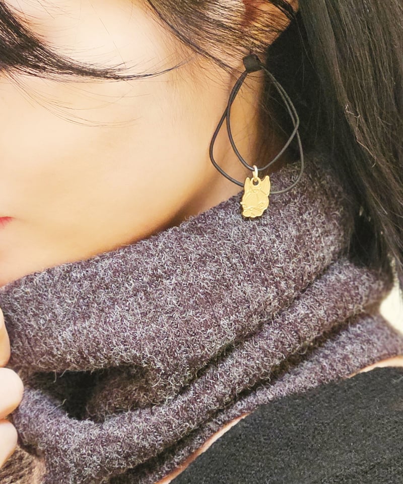 ゴールドフープピアス クリスタル付き Aine エネ クリスタルスカルプチュアフープピアス - ゴールド