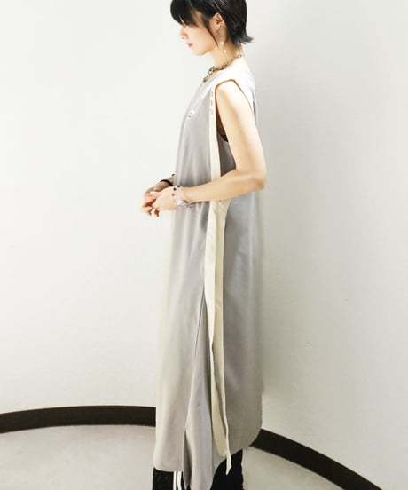 Side tape Sleeveless One-piece