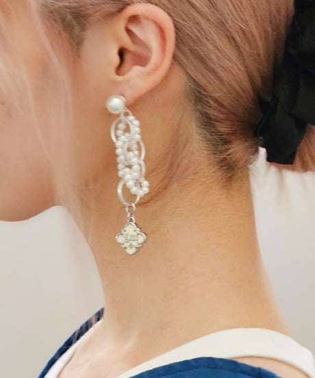 ROCCA ダングルピアス 3連クリスタル付き ROCCA ダングルピアス 3連クリスタル付き